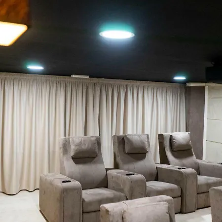 Luxury Villa Olmo דירה *